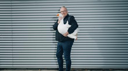 Gnadengans Fridolin ist acht Kilogramm schwer und hält nur mit Mühe still. Wenn man Pech habe, beiße einem der Vogel in die Nase, sagt Eskildsen.