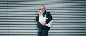 Gnadengans Fridolin ist acht Kilogramm schwer und hält nur mit Mühe still. Wenn man Pech habe, beiße einem der Vogel in die Nase, sagt Eskildsen.