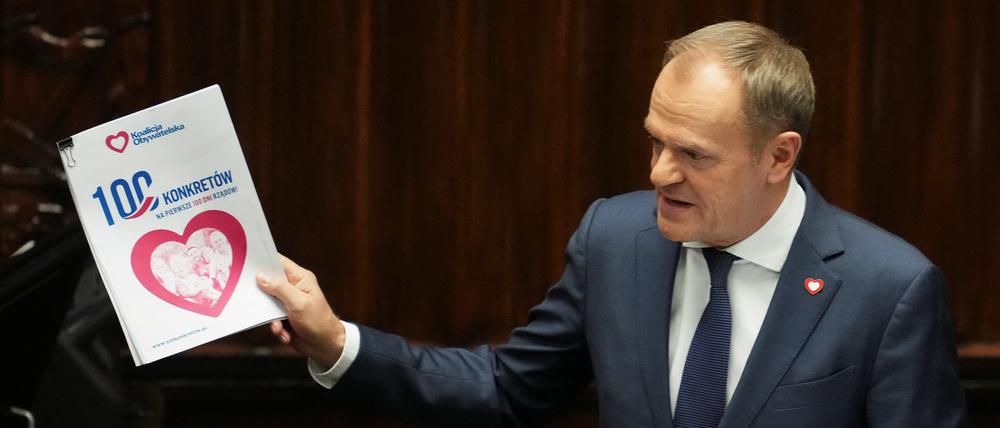 Der neu ernannte polnische Ministerpräsident Donald Tusk stellt das Programm seiner Regierung vor und bittet um ein Vertrauensvotum im Parlament in Warschau, Polen, 12. Dezember 2023. Das Dokument trägt den Titel „100 konkrete politische Maßnahmen für die ersten 100 Tage im Amt“.