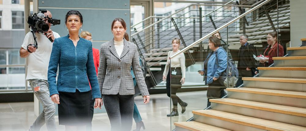 Sahra Wagenknecht auf dem Weg zu einer improvisierten Pressekonferenz im Bundestagsfoyer.
