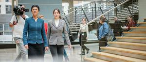 Sahra Wagenknecht auf dem Weg zu einer improvisierten Pressekonferenz im Bundestagsfoyer. 