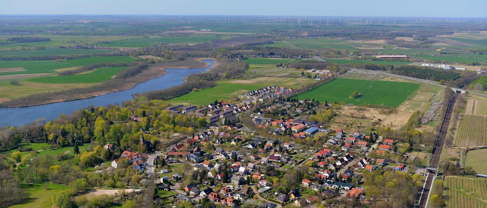 Blick auf Marquardt aus südlicher Richtung. Die Erweiterung soll westlich der Bahnstrecke am nördlichen Dorfrand erfolgen.
