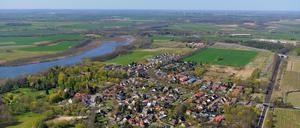 Blick auf Marquardt aus südlicher Richtung. Die Erweiterung soll westlich der Bahnstrecke am nördlichen Dorfrand erfolgen.