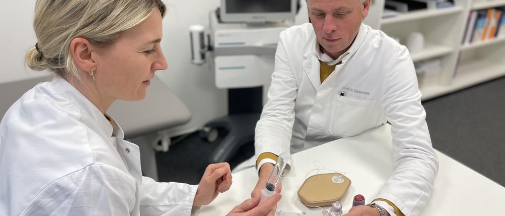 Prof. Dr. Martin Südmeyer und Dr. Odette Fründt machen sich im Vorfeld mit dem neuen Pumpensystem vertraut.
