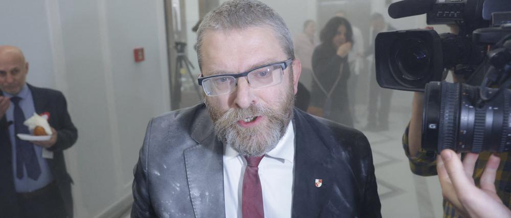 Grzegorz Braun, nachdem er die Chanukka-Kerzen mit einem Feuerlöscher im polnischen Parlamentsgebäude gelöscht hatte.
