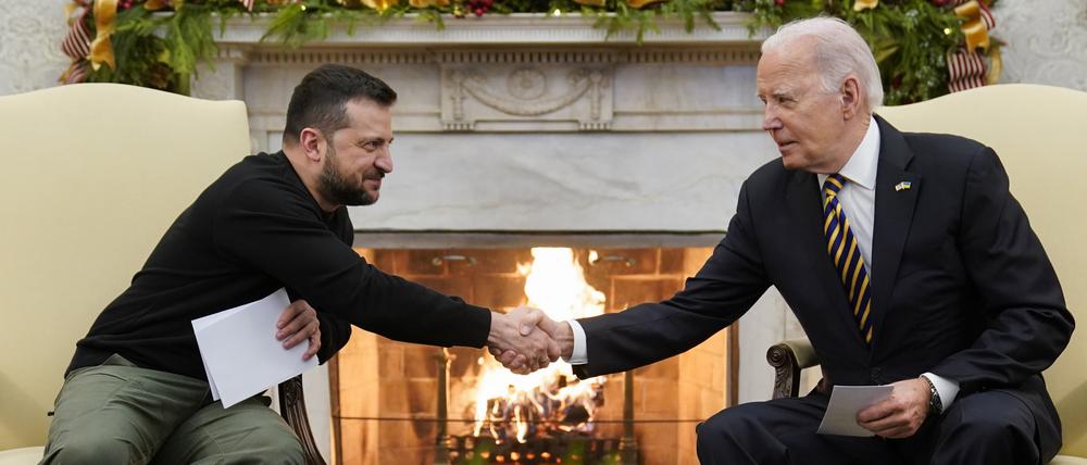 US-Präsident Joe Biden schüttelt die Hand seines ukrainischen Amtskollegen Wolodymyr Selenskyj im Oval Office.