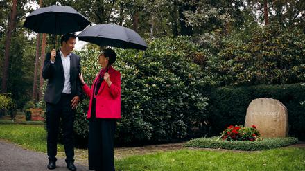 Der SPD-Parteivorsitzende Lars Klingbeil  und die chilenische Senatorin Isabel Allende am Grab von Willy Brandt in Berlin-Zehlendorf.