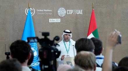 Madschid Al-Suwaidi  (M), Generaldirektor der COP28, spricht während einer Pressekonferenz auf dem UN-Klimagipfel COP28. 