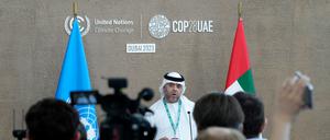 Madschid Al-Suwaidi  (M), Generaldirektor der COP28, spricht während einer Pressekonferenz auf dem UN-Klimagipfel COP28. 