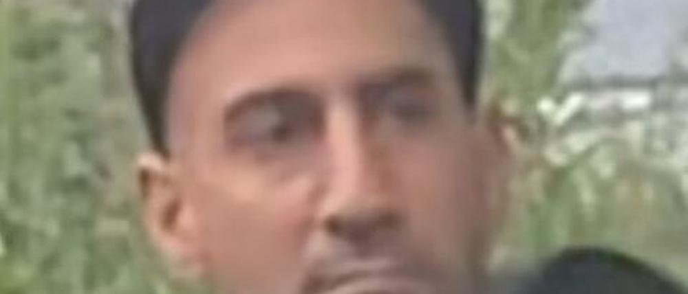 Veröffentlichung eines Bildes des bislang unbekannten Mannes.