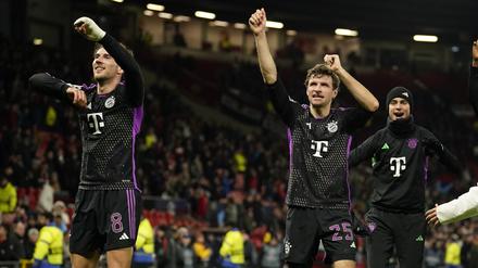 Mia san besser. Münchens Leon Goretzka (l.) und Thomas Müller feiern nach dem  Spiel in Old Trafford. 