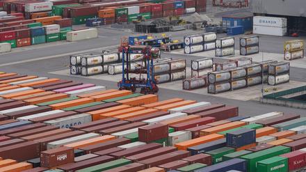 Container stehen auf dem Container Terminal Burchardkai im Hamburger Hafen. 