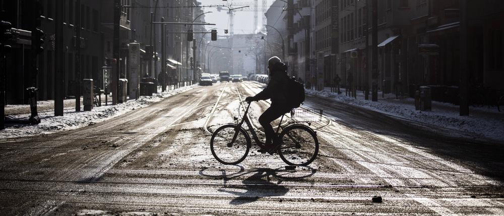 Stadtverkehr im Winter in Berlin.