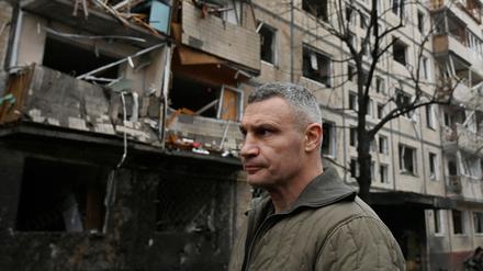Kiews Bürgermeister Vitali Klitschko steht neben einem beschädigten Wohnhaus nach einem Raketeneinschlag in Kiew (Archivbild).