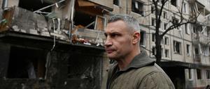Kiews Bürgermeister Vitali Klitschko steht neben einem beschädigten Wohnhaus nach einem Raketeneinschlag in Kiew (Archivbild).