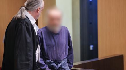 Der Angeklagte (r.) kommt neben seinem Anwalt Frank Schubert in den Gerichtssaal. 
