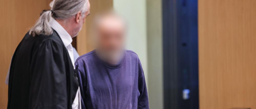 Der Angeklagte (r.) kommt neben seinem Anwalt Frank Schubert in den Gerichtssaal.