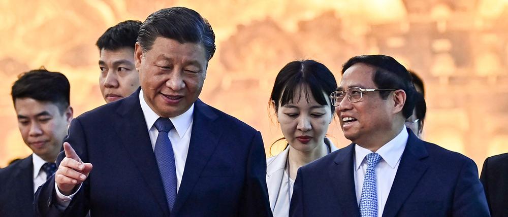 Waren zwischen China (hier links Präsident Xi Jinping) und dem Westen fließen weiter, inzwischen aber häufiger über Mittelländer wie Vietnam (hier rechts Premierminister Pham Minh Chinh). 