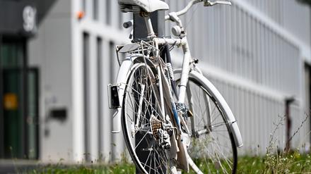 Ein Ghost-Bike, ein weiß angestrichenes, ausrangiertes Fahrrad, erinnert an der Europaallee im Gallus-Viertel an einen Unfall, bei dem ein 34-Jähriger von einem Lastwagenfahrer erfasst und tödlich verletzt wurde.