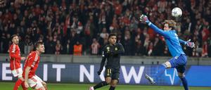 Frederik Rönnow zeigte am Dienstag eine fabelhafte Leistung, vor allem hier gegen den Kopfball von Real Madrids Rodrygo.
