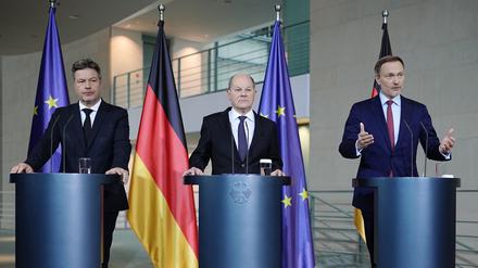 Robert Habeck (l.-r., Bündnis 90/Die Grünen), Bundesminister für Wirtschaft und Klimaschutz, Bundeskanzler Olaf Scholz (SPD) und Christian Lindner (FDP), Bundesminister der Finanzen.