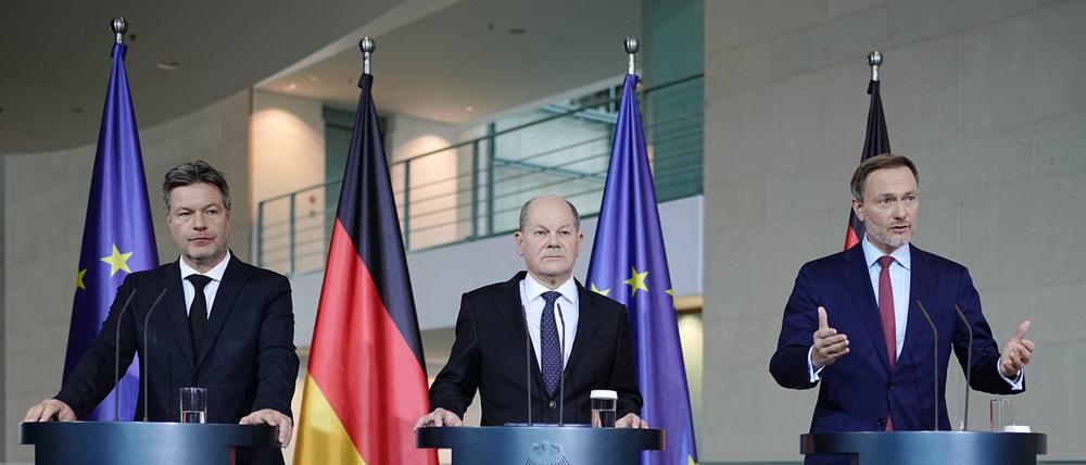 Robert Habeck (l.-r., Bündnis 90/Die Grünen), Bundesminister für Wirtschaft und Klimaschutz, Bundeskanzler Olaf Scholz (SPD) und Christian Lindner (FDP), Bundesminister der Finanzen.