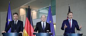 Robert Habeck (l.-r., Bündnis 90/Die Grünen), Bundesminister für Wirtschaft und Klimaschutz, Bundeskanzler Olaf Scholz (SPD) und Christian Lindner (FDP), Bundesminister der Finanzen.