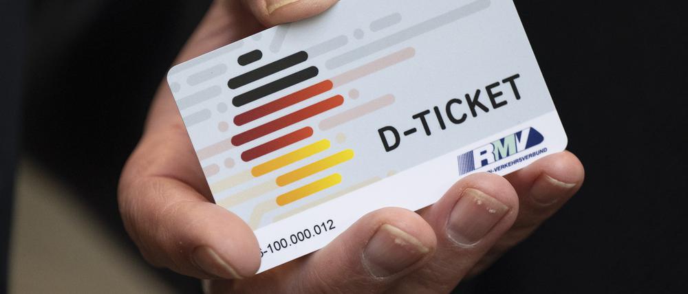 Ein «D-Ticket» im Chipkartenformat wird anlässlich des Verkaufsstarts des Deutschlandtickets im Frankfurter Hauptbahnhof auf einem Pressetermin gezeigt. Der Fahrgastverband Pro Bahn warnt nach dem Aus des Deutschlandtickets im Landkreis Stendal in Sachsen-Anhalt vor den Folgen.