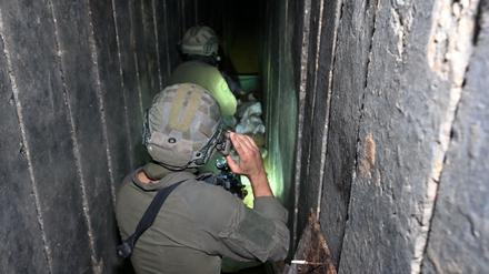 Ein israelischer Soldat führt Fotografen in einen Tunnel der Hamas im Gazastreifen. 
