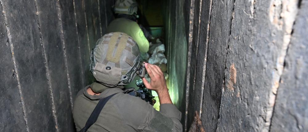 Ein israelischer Soldat führt Fotografen in einen Tunnel der Hamas im Gazastreifen.