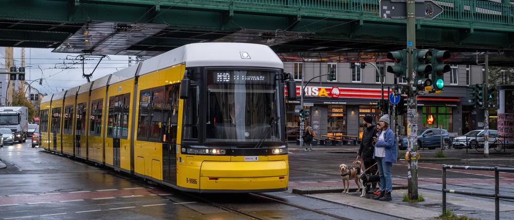 Straßenbahn überquert die Kreuzung Schönhauser Allee und Eberswalder Straße in Berlin-Prenzlauer Berg. (Symbolbild)