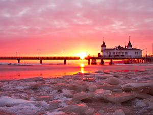 Die älteste Seebrücke Deutschlands steht am Ostseestrand des Seebads Ahlbeck auf der Insel Usedom.