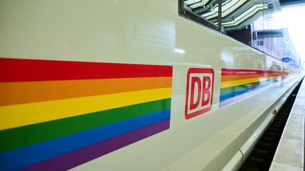 Regenbogen-ICE der Bahn.