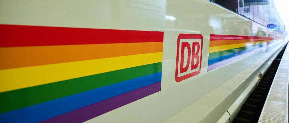 Regenbogen-ICE der Bahn.