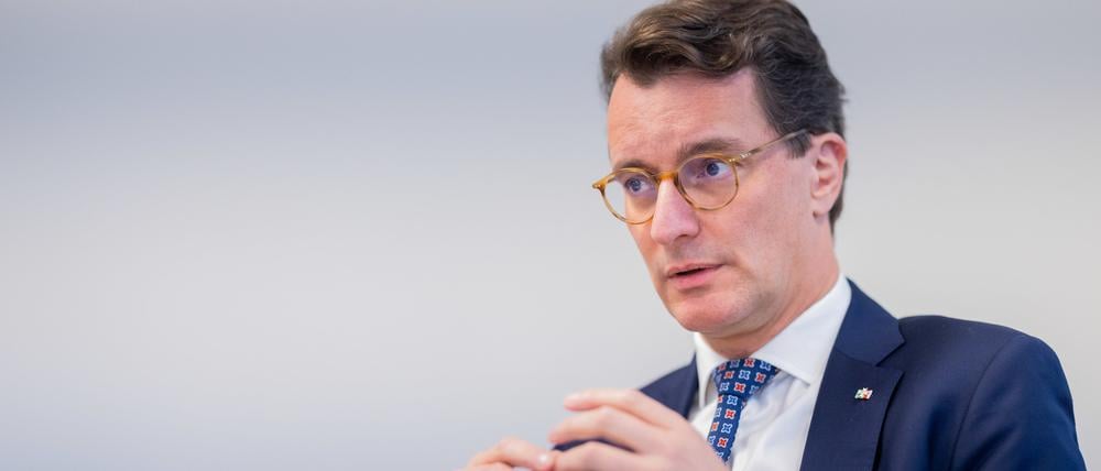 Hendrik Wüst (CDU), Ministerpräsident von Nordrhein-Westfalen, spricht während eines Interviews im Landesbüro der dpa.