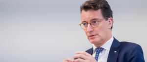 Hendrik Wüst (CDU), Ministerpräsident von Nordrhein-Westfalen, spricht während eines Interviews im Landesbüro der dpa.