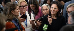 13.12.2023, Vereinigte Arabische Emirate, Dubai: Außenministerin Annalena Baerbock spricht zur Presse.