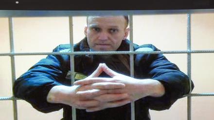 Alexej Nawalny, russischer Oppositionspolitiker, wird in einem Gerichtssaal des Moskauer Stadtgerichts per Videoverbindung aus seiner Gefängniskolonie zu einer Anhörung zugeschaltet. (Archivbild)