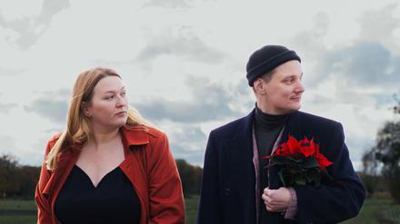 Christian Leonhardt und Sophie Roeder führen im Planetarium ein Live-Hörspiel auf. 