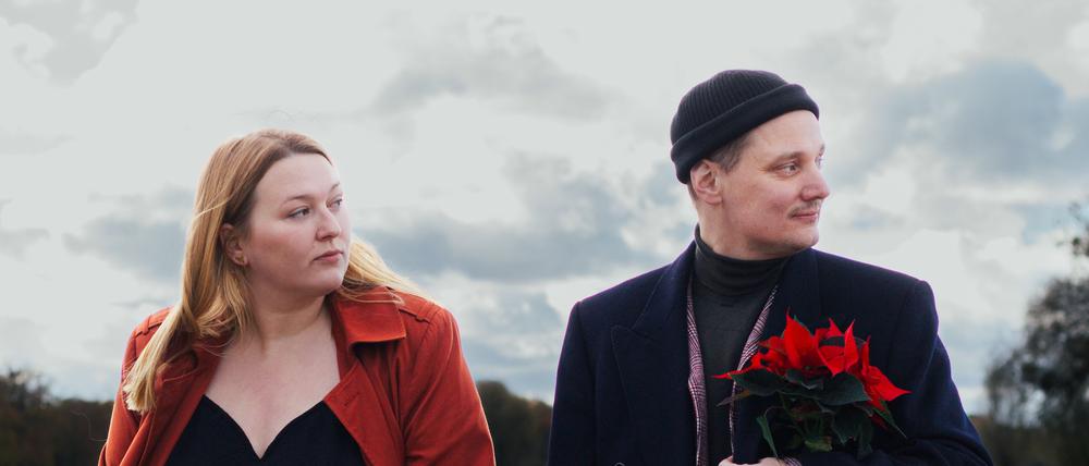 Christian Leonhardt und Sophie Roeder führen im Planetarium ein Live-Hörspiel auf.