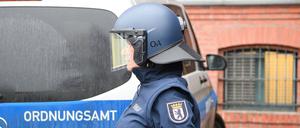 Bisher nur beim Pressegespräch getragen: Eine Mitarbeiterin des Ordnungsamtes Reinickendorf zeigt den neuen Schutz- und Einsatzhelm im Dezember 2023.