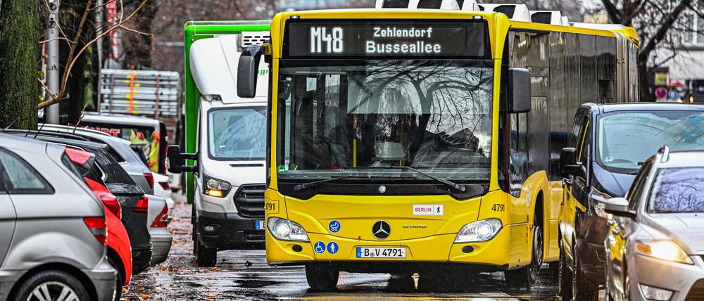 Der BVG fehlen etliche Fahrer für ihre Busse in der Stadt.