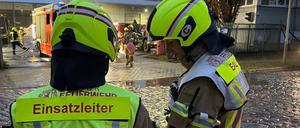 In Rudow ist die Feuerwehr bei einem Entsorgungsunternehmen im Einsatz. Ein unbekannter Stoff ist ausgetreten und wird von der Polizei untersucht.