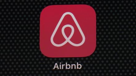 Das Logo der Airbnb-App ist auf einem iPad-Bildschirm zu sehen. 