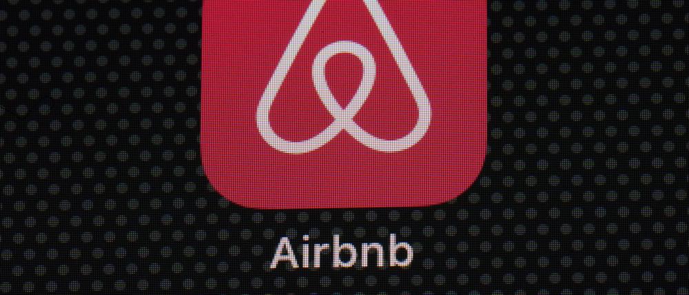 Das Logo der Airbnb-App ist auf einem iPad-Bildschirm zu sehen. 