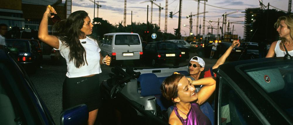 Am Rande der Love Parade, Berlin, 1997, fotografiert von Annette Hauschild, Ostkreuz.