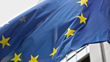 Europa-Flagge vor dem Gebäude des Europäischen Parlaments in Brüssel. 