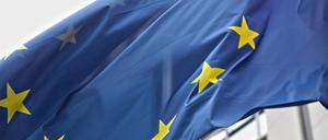 Europa-Flagge vor dem Gebäude des Europäischen Parlaments in Brüssel. 