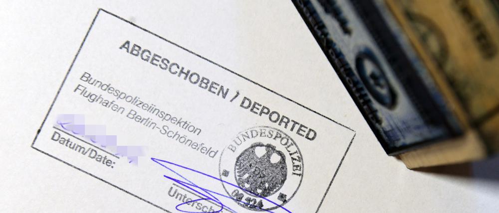 Der Schriftzug "Abgeschoben/Deported" steht am 20.02.2017 in Schönefeld (Brandenburg) auf einem amtlichen Stempelbild der Bundespolizei. Der Bundesinnenminister informierte sich heute (20.02.2017) auf dem Flughafen Schönefeld über die Abläufe von Abschiebungen. Foto: Ralf Hirschberger/dpa-Zentralbild/dpa ++ +++ dpa-Bildfunk +++
