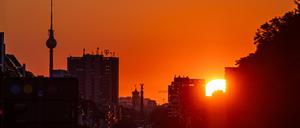 Die aufgehende Sonne über Berlin am 16. September 2023. Sonnenaufgang Berlin *** The rising sun over Berlin on 16 September 2023 sunrise Berlin